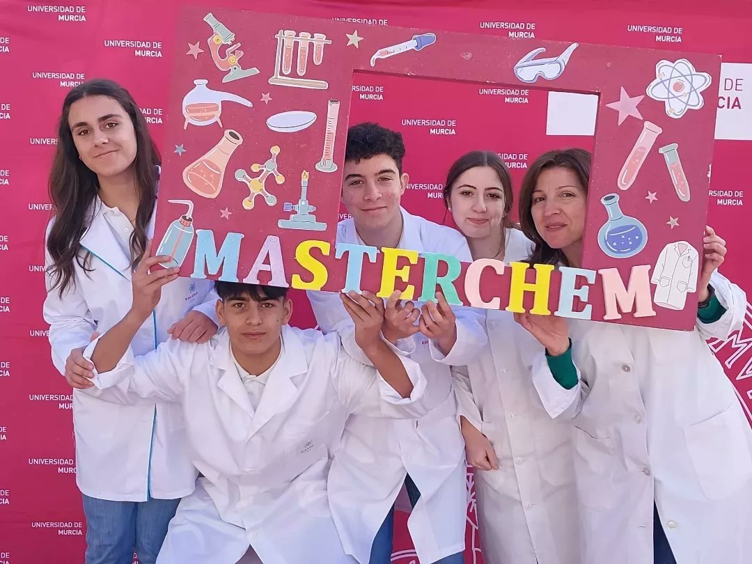 milagrosablanca's tweet photo. 📢 ¡¡¡FINALISTAS¡¡¡Nuestros alumnos de 4°de ESO se han clasificado para la final del concurso #MasterChem organizado por la Unidad de Cultura Científica de la #UniversidaddeMurcia. 
Enhorabuena por todo el trabajo realizado y mucha suerte en la final¡¡👏🏻👏🏻👏🏻 #EducacionVicenciana https://t.co/Jcf4jZasZV