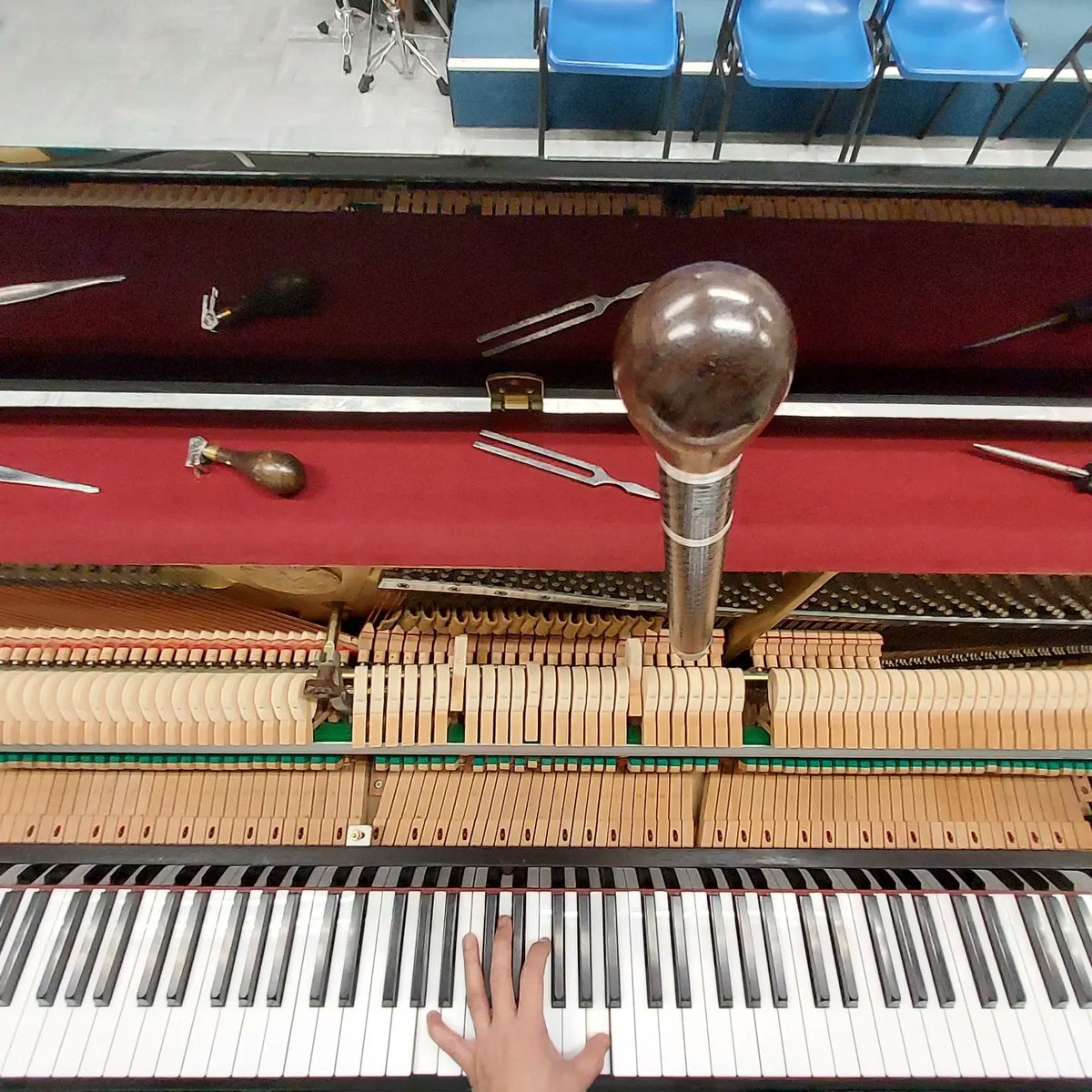 cklawpianotuner's tweet photo. 這部是在印尼生產的日本品牌鋼琴，她的品質已不及以往在日本生產時的好。

而近年在其他地方生產的鋼琴，她們的質素又及不上這部印尼產的... 總之就是每況愈下！

#pianotechnician 
#pianotuner 
#pianobassstrings
#pianorefinishing
#piano
#recyele
#鋼琴調音師 https://t.co/RPenXkScvt