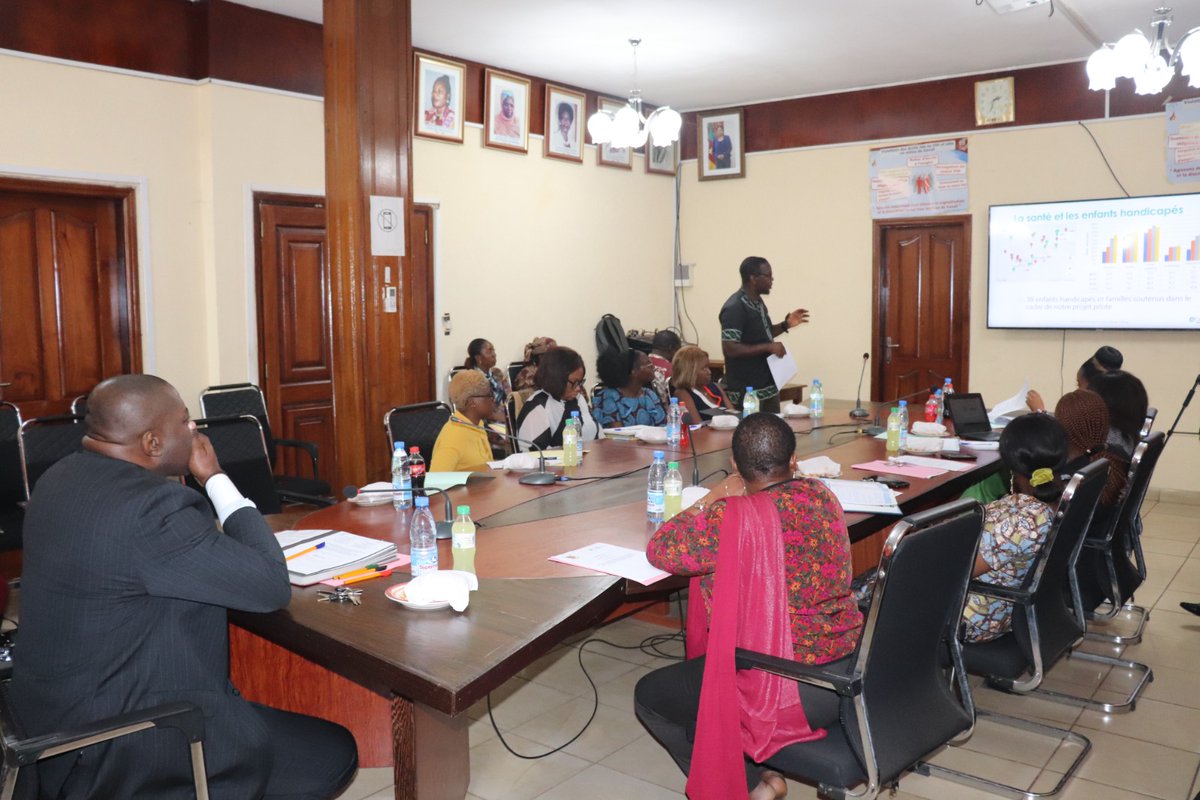 ebase_africa's tweet photo. L'implication des décideurs dans l'application des #Donnéesprobantes est un catalyseur pour ce processus.   Dans le cadre de notre projet #REAP, nous engageons @minasofficial 🇨🇲 pour améliorer les conditions de vie des populations vulnérables.
@Africa_evidence @RuthS3 @lmbuagbaw https://t.co/KTOh0r32YW