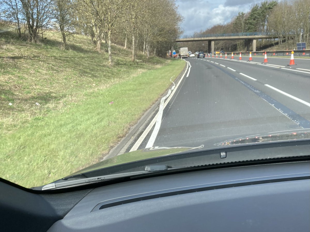 PuzzCat's tweet photo. Nice to see our taxes pay for such a quality job on the A1 😳#whitelines @HighwaysRblx https://t.co/OOd3kCIaKF