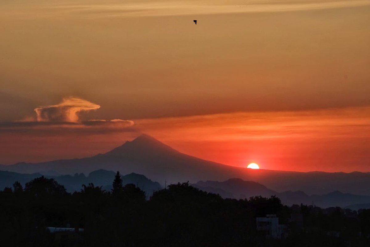 YODEBUENAS's tweet photo. El amanecer desde Cuernavaca hoy viernes 24 de marzo de 2023.

📸 @Chigolin_ 

#Popocatépetl #ViernesdeChavorrucosconMiguel https://t.co/2ccveCco6b