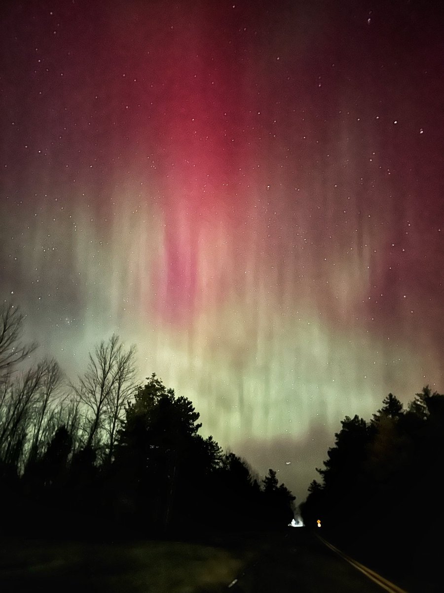weather_buffalo's tweet photo. A few more aurora pics! 🥹

#buffalo #Aurora #AuroraBorealis #nywx #wxtwitter https://t.co/Y5GI2HDZoi