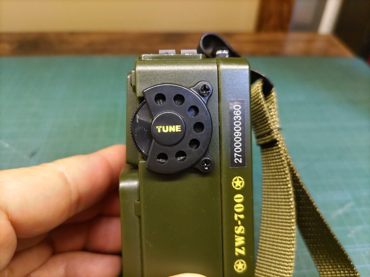 atnjm3JW1914's tweet photo. 仕事で知り合った人が昔BCLを楽しんでいたというので、最近買ったzws-700を見せたら即買って、刻印に墨入れたと画像を送ってくれました😀
やり方を聞いたら、クレヨンをすり込んでティッシュで拭き取るだけやというので、早速自分のもやってみました😉
クレヨン久しぶりでした🖍
#zws #zhiwhis https://t.co/kYxdLIFtmT