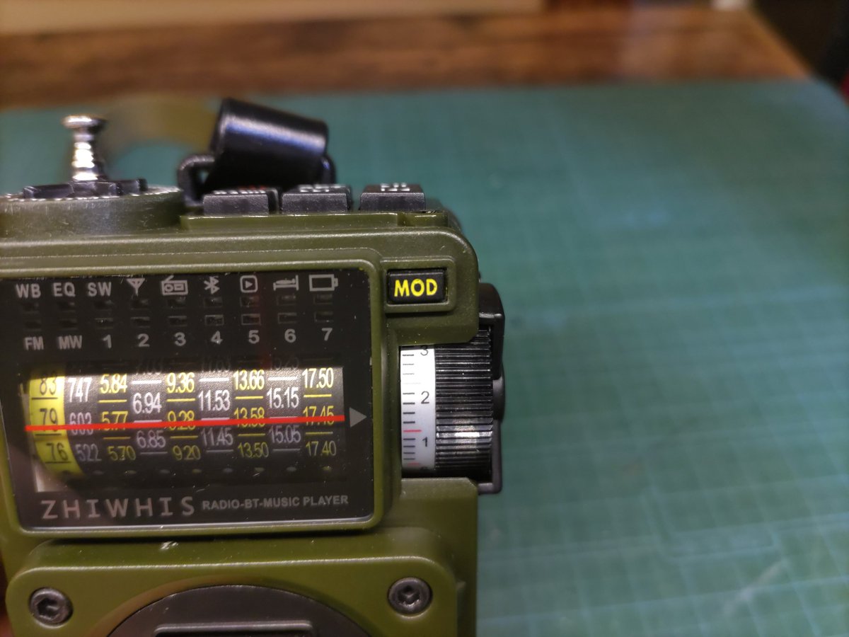 atnjm3JW1914's tweet photo. 仕事で知り合った人が昔BCLを楽しんでいたというので、最近買ったzws-700を見せたら即買って、刻印に墨入れたと画像を送ってくれました😀
やり方を聞いたら、クレヨンをすり込んでティッシュで拭き取るだけやというので、早速自分のもやってみました😉
クレヨン久しぶりでした🖍
#zws #zhiwhis https://t.co/kYxdLIFtmT