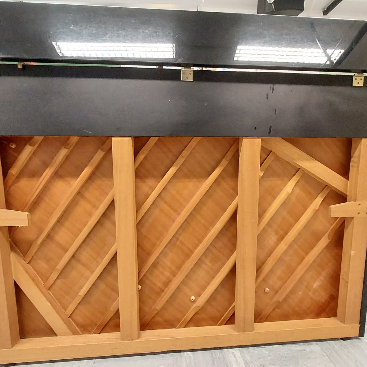 cklawpianotuner's tweet photo. 這部是在印尼生產的日本品牌鋼琴，她的品質已不及以往在日本生產時的好。

而近年在其他地方生產的鋼琴，她們的質素又及不上這部印尼產的... 總之就是每況愈下！

#pianotechnician 
#pianotuner 
#pianobassstrings
#pianorefinishing
#piano
#recyele
#鋼琴調音師 https://t.co/RPenXkScvt