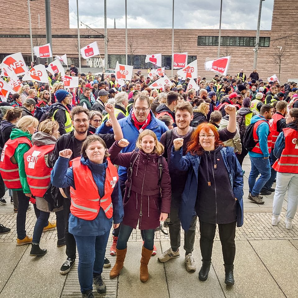 LINKEPELLI's tweet photo. #Paris streikt, #Kleinparis auch! Als @LinksfraktionLe waren wir heute beim #Warnstreik vor Ort, um unsere Solidarität zu bekunden. Wir unterstützen eure berechtigten Forderungen! ✊🏻 #TVoeD https://t.co/eeJNYS8EDZ