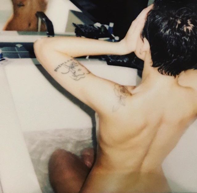 throwbackhals's tweet image. 7 years ago on March 24th 2016 Halsey on the bathtub via instagram 

“🌹”
