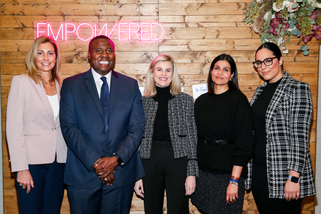 ThomasTaylorSTL's tweet photo. I’ve seen firsthand how powerful it is when women come together to grow in their professional lives. That’s why I’m excited to be part of a company like @BankofAmerica with Employee Networks like LEAD that are empowering women. #WomensHistoryMonth https://t.co/v8WkskszBy https://t.co/FbM1OzuOTq