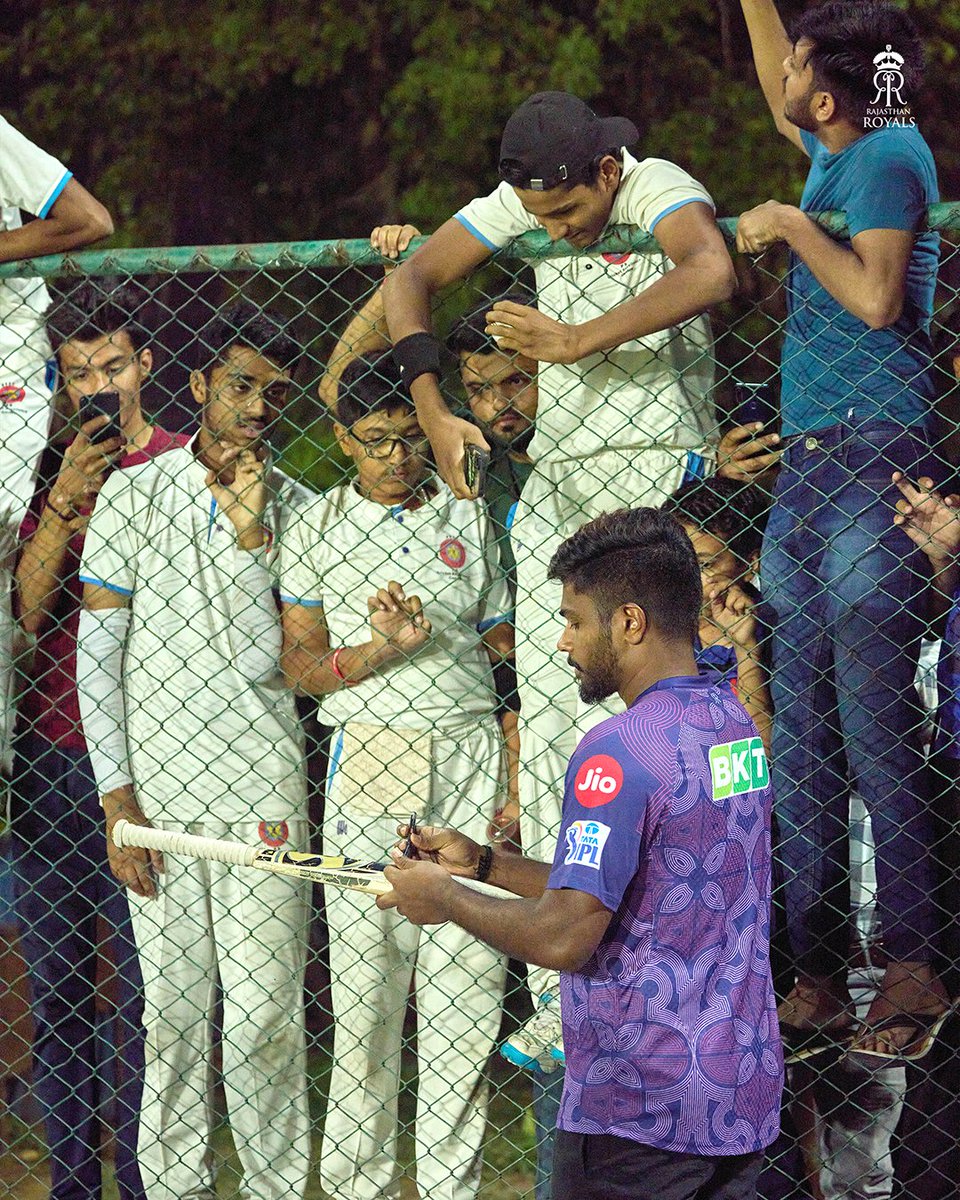 mufaddal_vohra's tweet photo. Sanju Samson giving autographs to fans. https://t.co/b7WUsp5kkn