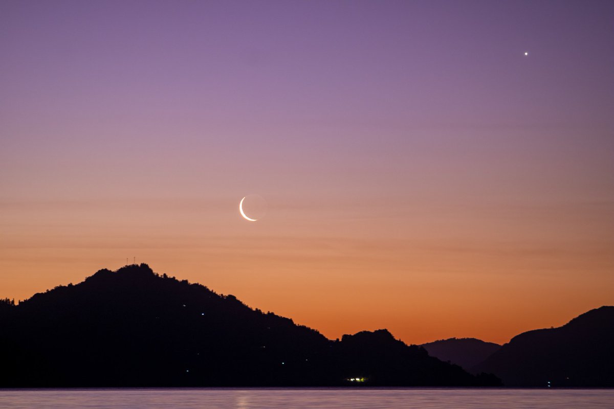 AngaritaV's tweet photo. Les regalo la conjunción de Luna y Venus con el atardecer en el Lago Calafquen de fondo https://t.co/aLXiVEJ7q0