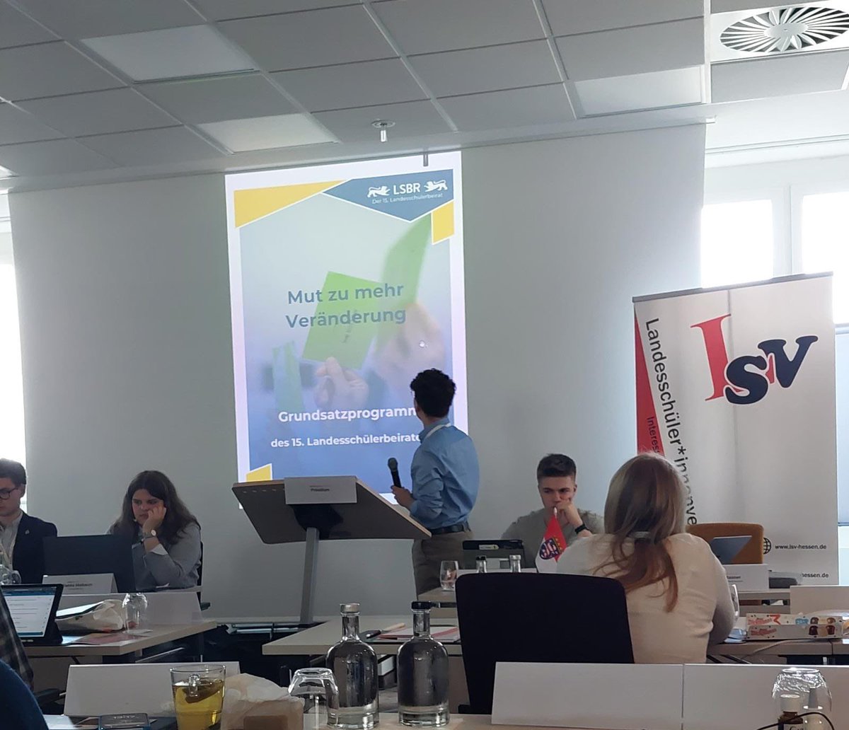 Unsere Delegation ist gerade in Frankfurt auf der #Plenartagung der <a href="/BSK_aktuell/">Bundesschülerkonferenz</a> . Auf dieser Tagung beschäftigen wir uns unter anderem mit dem Thema #Lehrkräftemangel.