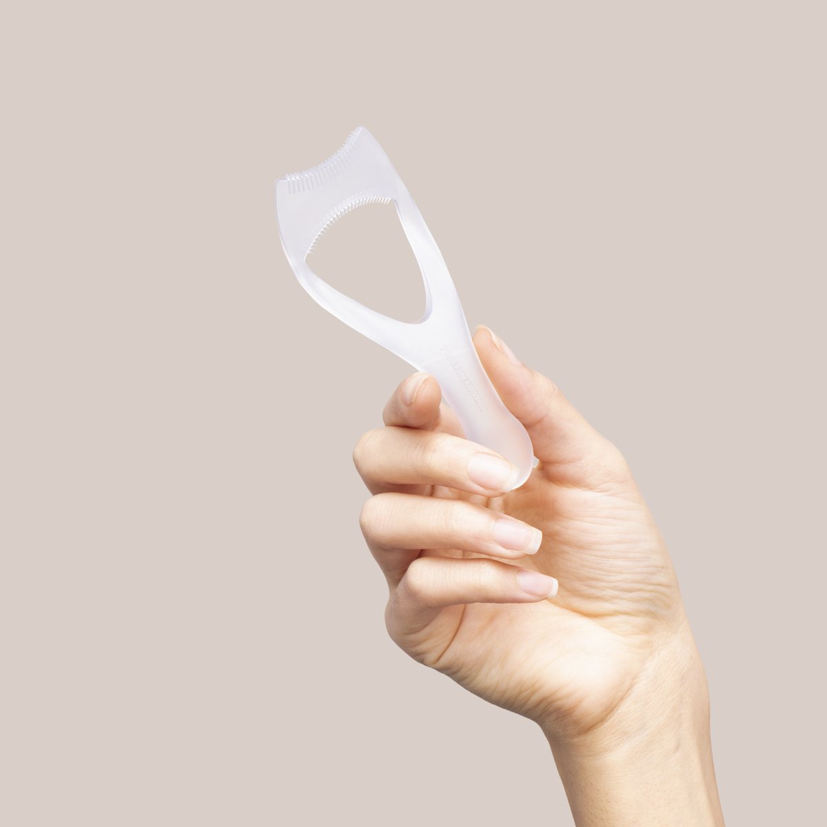 Tweezerman's tweet photo. Mess-free mascara application is guaranteed with our Lash Guard & Comb. #lashes #makeupapplication https://t.co/Dm3p3mpTmW