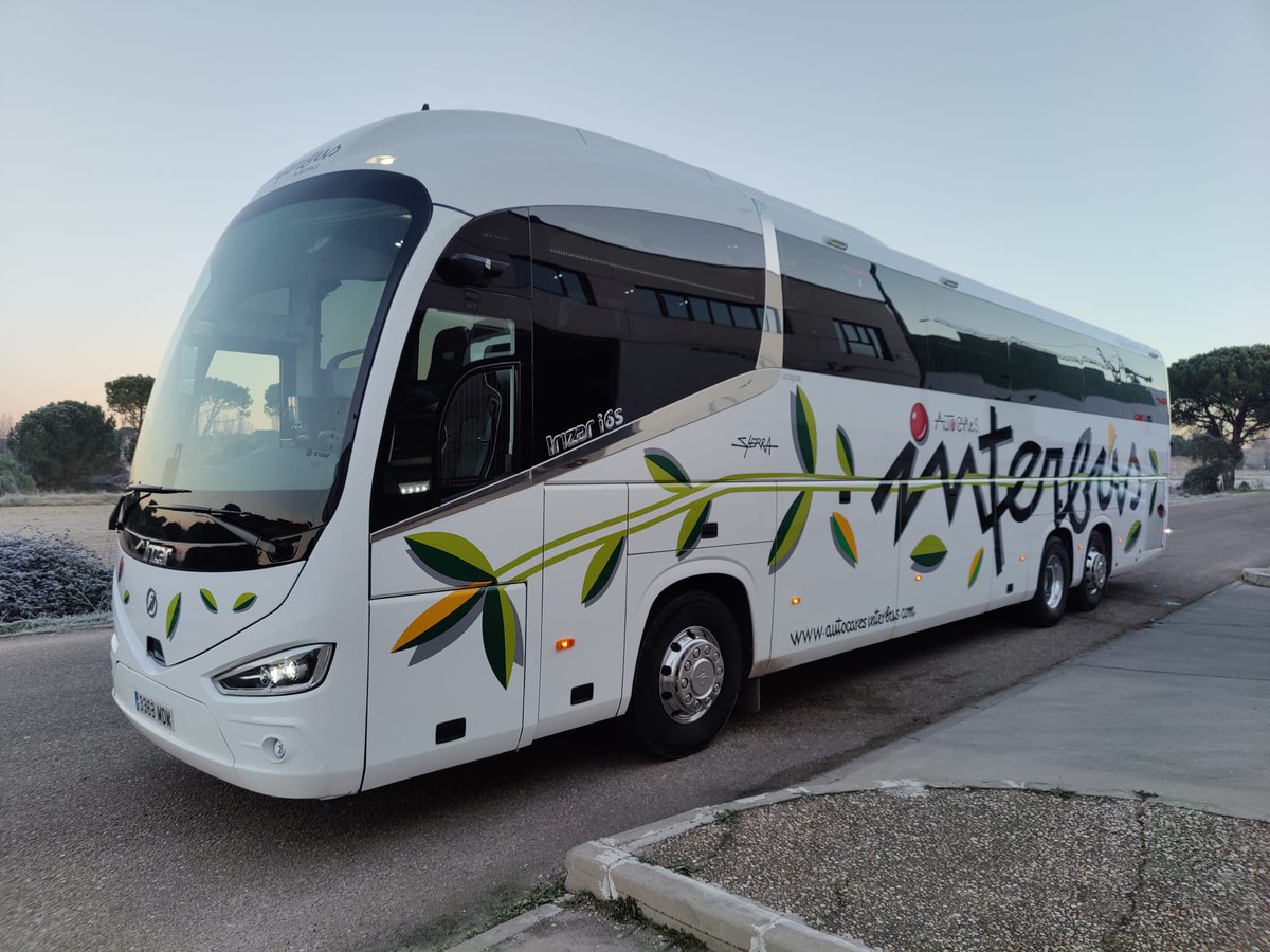 AutocarInterbus's tweet photo. ¿Notáis algo distinto?

¡¡¡Tranquilos, no hemos olvidado los espejos!!!

Os presentamos el primer autobús de Castilla y León sin retrovisores. Además, con toda la tecnología punta del mercado: cámaras, sensores, potencia…
El primer bus de España con 540 caballos y el primero de https://t.co/bbATQDjsWH