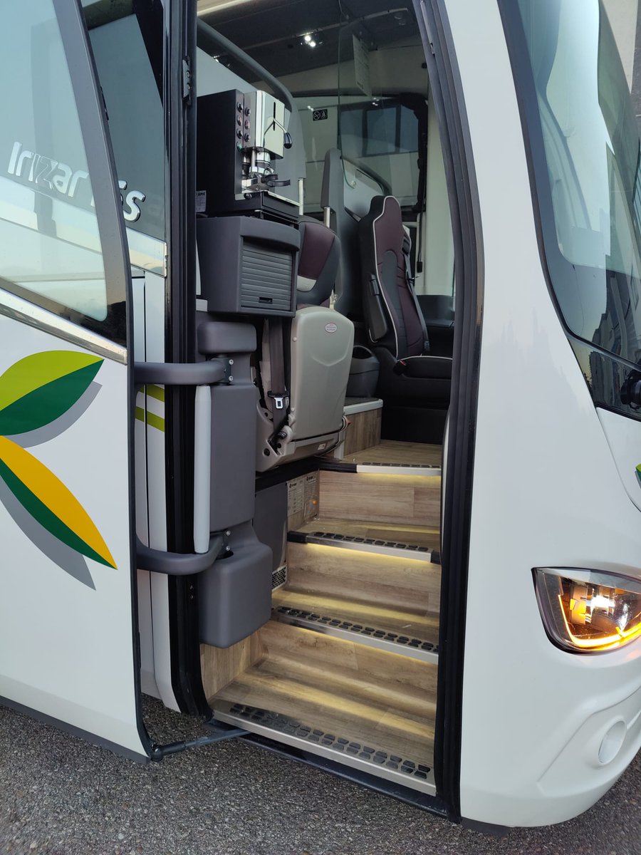 AutocarInterbus's tweet photo. ¿Notáis algo distinto?

¡¡¡Tranquilos, no hemos olvidado los espejos!!!

Os presentamos el primer autobús de Castilla y León sin retrovisores. Además, con toda la tecnología punta del mercado: cámaras, sensores, potencia…
El primer bus de España con 540 caballos y el primero de https://t.co/bbATQDjsWH