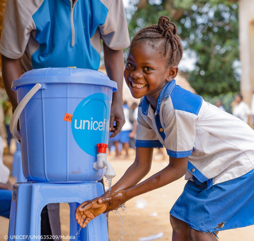 UNICEF's tweet photo. Without safe water and sanitation:

❗️ water-borne diseases spread faster

❗️ children miss out on education

❗️ tensions escalate, and displacement grows

UNICEF is working around the world to build a water-secure future #ForEveryChild. https://t.co/nNBBR5Pltq