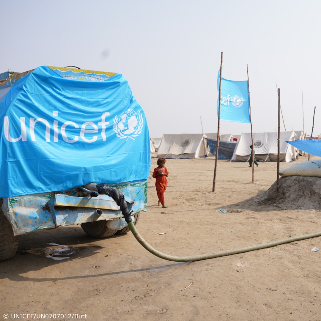 UNICEF's tweet photo. Without safe water and sanitation:

❗️ water-borne diseases spread faster

❗️ children miss out on education

❗️ tensions escalate, and displacement grows

UNICEF is working around the world to build a water-secure future #ForEveryChild. https://t.co/nNBBR5Pltq