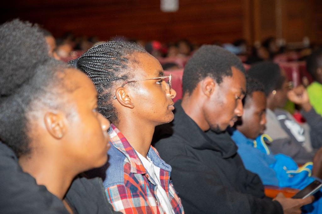 MobbiGirlz's tweet image. “Story weaving is a powerful tool for #techprofessionals to effectively communicate their ideas and inspire others. By mastering this, they can engage their audience and motivate them to take action.&quot; @NdigaJn
 #eMobilistechtalk #techtalk2023 #technovation #emergingtechtrends