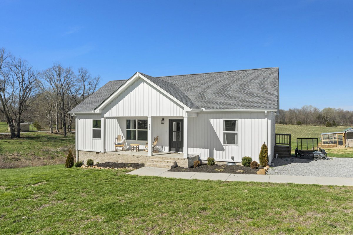 Tenn_Homes's tweet photo. The cutest house with the best views of Robertson County all around it!

📍 330 Woodruff Rd, Adams, TN
🛏️ 3
🛁 2
🏠 1,311 sq.ft.
$369,900
MLS: 2497260
Listing courtesy of: Purpose Realty &amp; Auction
#homeforsale #tnhomes #adams #robertsoncounty #rural #smalltown https://t.co/GymHkRS5ro