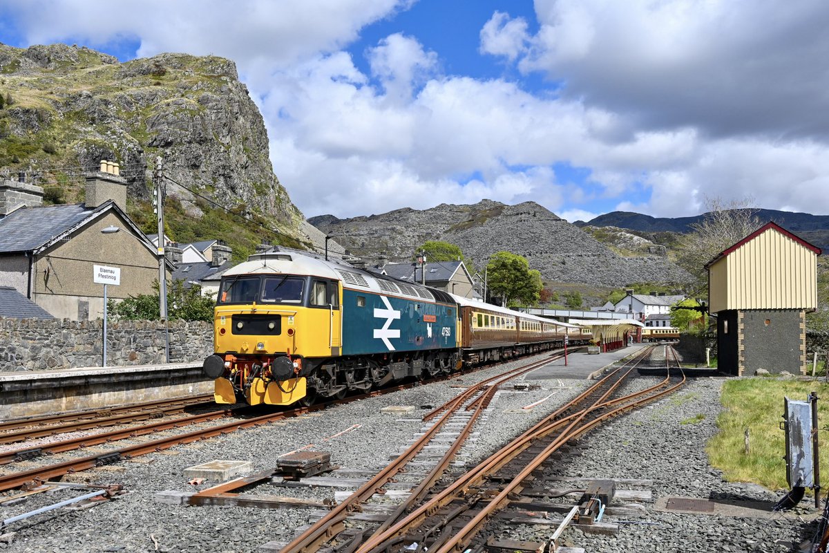 47593 pauses with a L/S operated Statesman tour back to Hull. 19th May 2021.📸☀️ 
@festrail 

Prints available ➡️🚂🏞😅 etsy.com/uk/listing/143…

@BT4Fund #statesmanrail @CharterRail @BftrRailway17 @railwaystoday @class47presproj #class47 @visit_snowdonia #wales #blaenauffestiniog