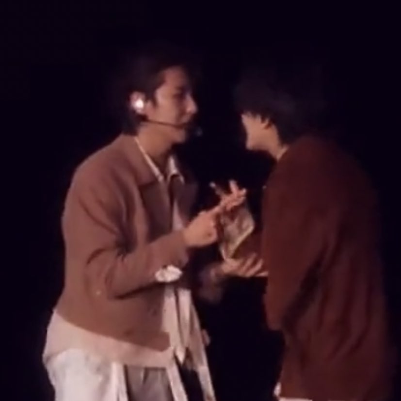 _renjxn's tweet photo. renjun holding jeno's hand 😆 https://t.co/6tMITryhb2