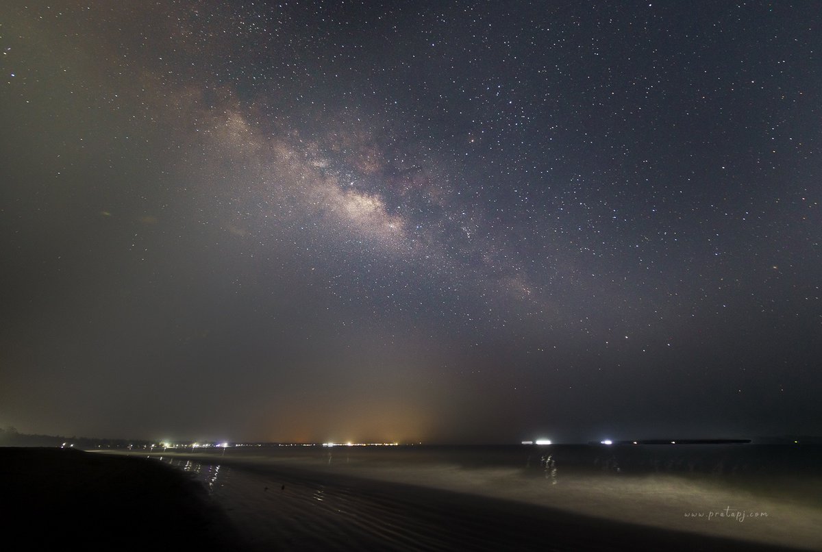pixelshooter's tweet photo. Another photo taken at the same location, before the previous one. A clear and bright Milky Way above #Padukere beach. https://t.co/muX5sM7pgi
