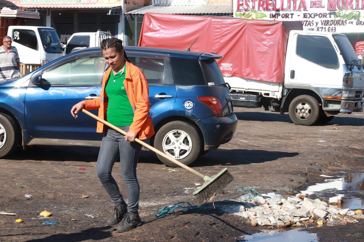AbastoAsu's tweet photo. ¡El equipo de servicios generales haciendo los suyo para todos!
Limpian 24/7 todo el predio del Mercado. 
Hagamos todos nuestra parte para mantenerlo limpio y tener un #AbastoEnOrden 🚯🗑️🚮 https://t.co/rrEYCc4Tig