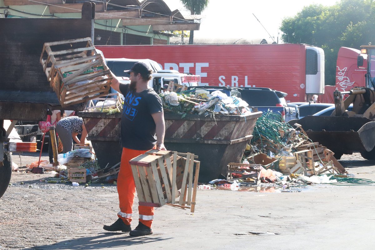 AbastoAsu's tweet photo. ¡El equipo de servicios generales haciendo los suyo para todos!
Limpian 24/7 todo el predio del Mercado. 
Hagamos todos nuestra parte para mantenerlo limpio y tener un #AbastoEnOrden 🚯🗑️🚮 https://t.co/rrEYCc4Tig