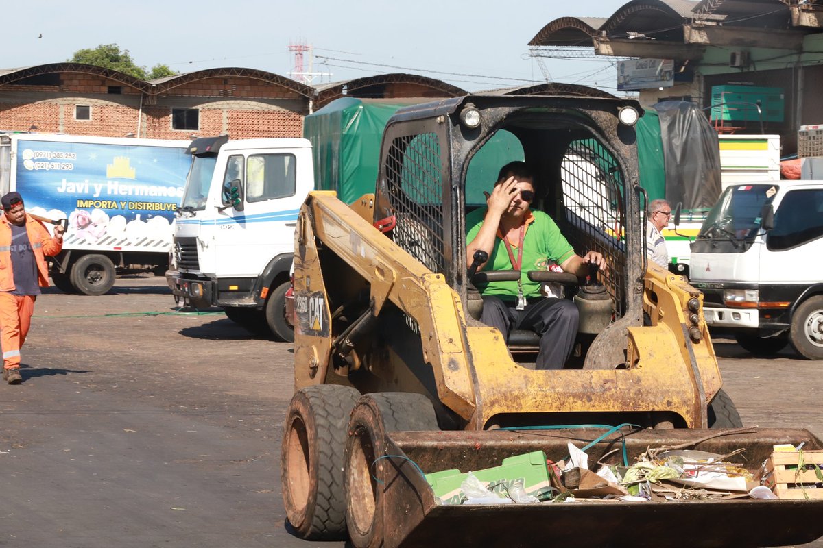 AbastoAsu's tweet photo. ¡El equipo de servicios generales haciendo los suyo para todos!
Limpian 24/7 todo el predio del Mercado. 
Hagamos todos nuestra parte para mantenerlo limpio y tener un #AbastoEnOrden 🚯🗑️🚮 https://t.co/rrEYCc4Tig