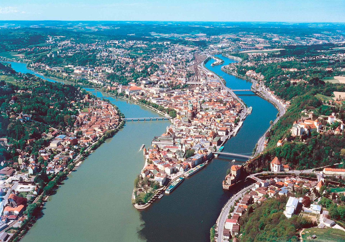 DHdKonferenz's tweet photo. 🥁🥁🥁Wir haben es noch gar nicht offiziell auf diesem Kanal verkündet! 🥁🥁🥁
Zum zehnjährigen Jubiläum wird die #DHd2024 in Passau stattfinden.

Die Accountübergabe wird bald erfolgen, ihr könnt also einfach @DHdKonferenz weiter folgen und verpasst auch zukünftig keine Infos! https://t.co/tIxp1okqrw