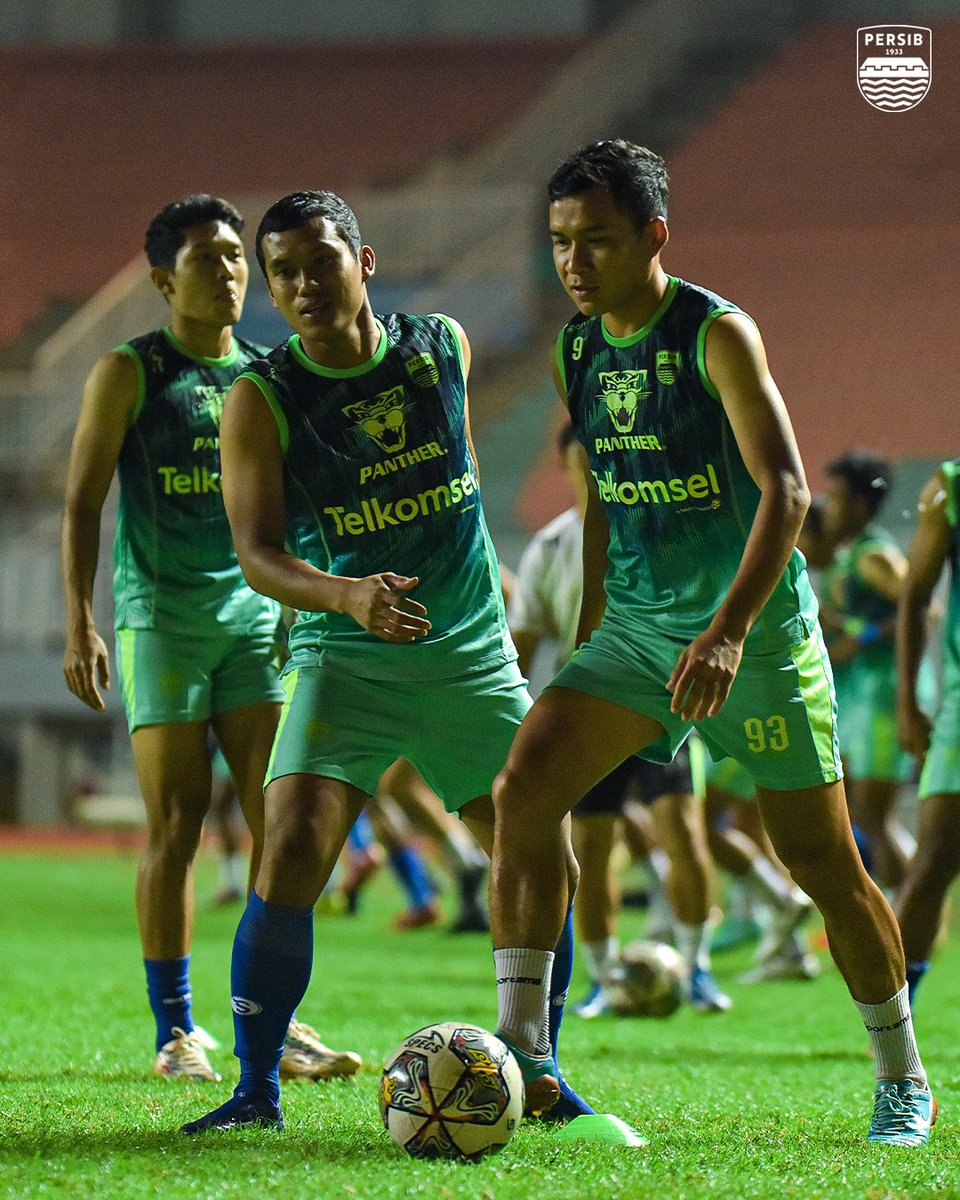 persib's tweet photo. Warming 🆙

#PERSIB #PERSIBDAY https://t.co/eEpH3jlrPn