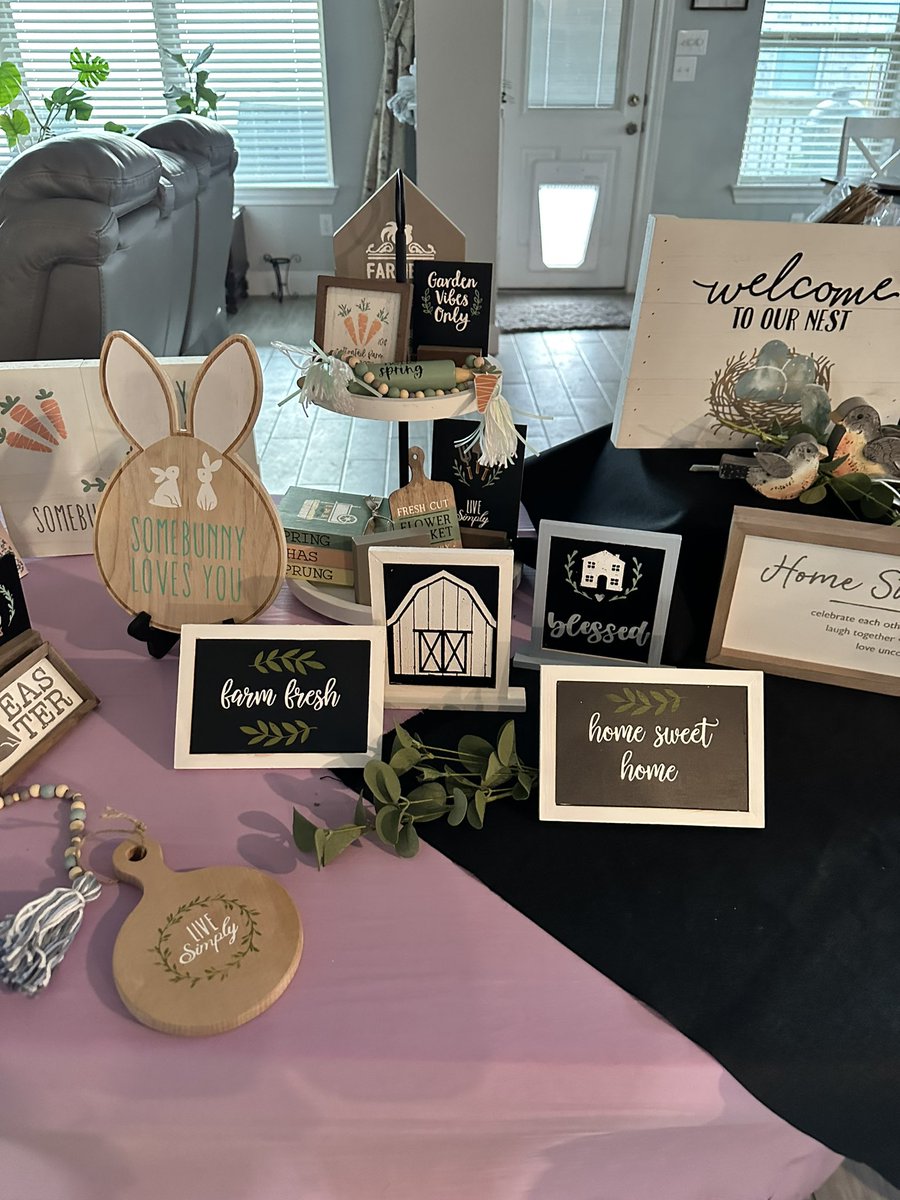 aprilsloft's tweet photo. Almost market day!  so excited to share #chalkcouture with my neighbors. Hoping for a fun day creating and sharing about our new workshop. #create #workshops #chalkingworkshops #aprilsadorables #lavendercraftsanddesign #diy #diycrafts https://t.co/U9O3sZecfy