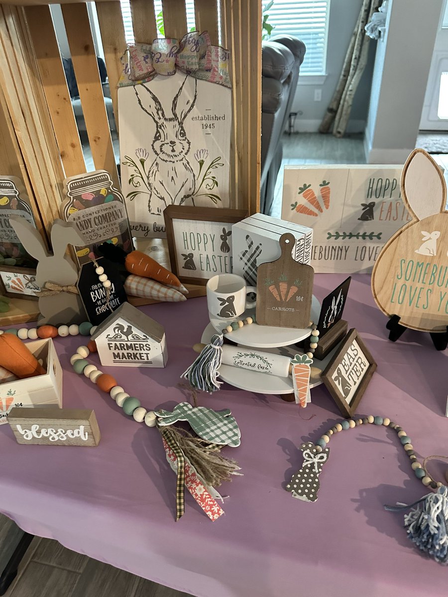 aprilsloft's tweet photo. Almost market day!  so excited to share #chalkcouture with my neighbors. Hoping for a fun day creating and sharing about our new workshop. #create #workshops #chalkingworkshops #aprilsadorables #lavendercraftsanddesign #diy #diycrafts https://t.co/U9O3sZecfy