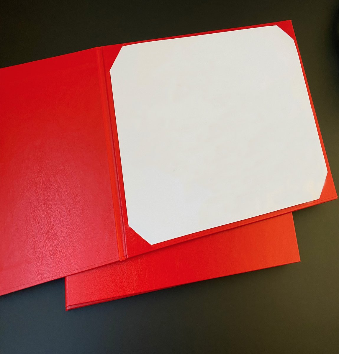 NocbaCreative's tweet photo. Portadiplomas forrado en guaflex rojo en cartón almohadillado. Con corte esquinero del mismo material. Para contener diplomas de 21x21cm. Estampación en seco tamaño 8x6cm.

#Producción #produccionAMedida #Carpetas #PortaDiplomas #Estuches https://t.co/aTCA7fBdz5