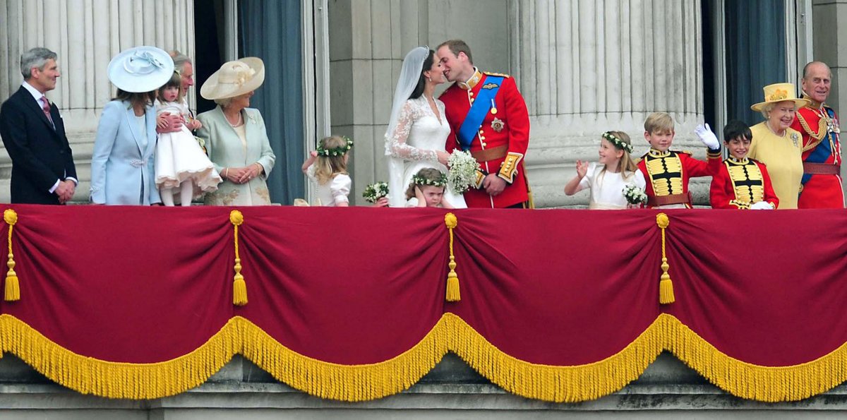 Canellelabelle's tweet photo. As Heir to the Throne, William was entitled to a State Wedding. But mindful of the economic times, William &amp; Catherine decided that the cost of their wedding be split between both the RF &amp; the Middleton family; Only the security &amp; transport costs werer incurred by the Gov🔥👏🏽2/3 https://t.co/sEpFJ8oXhV