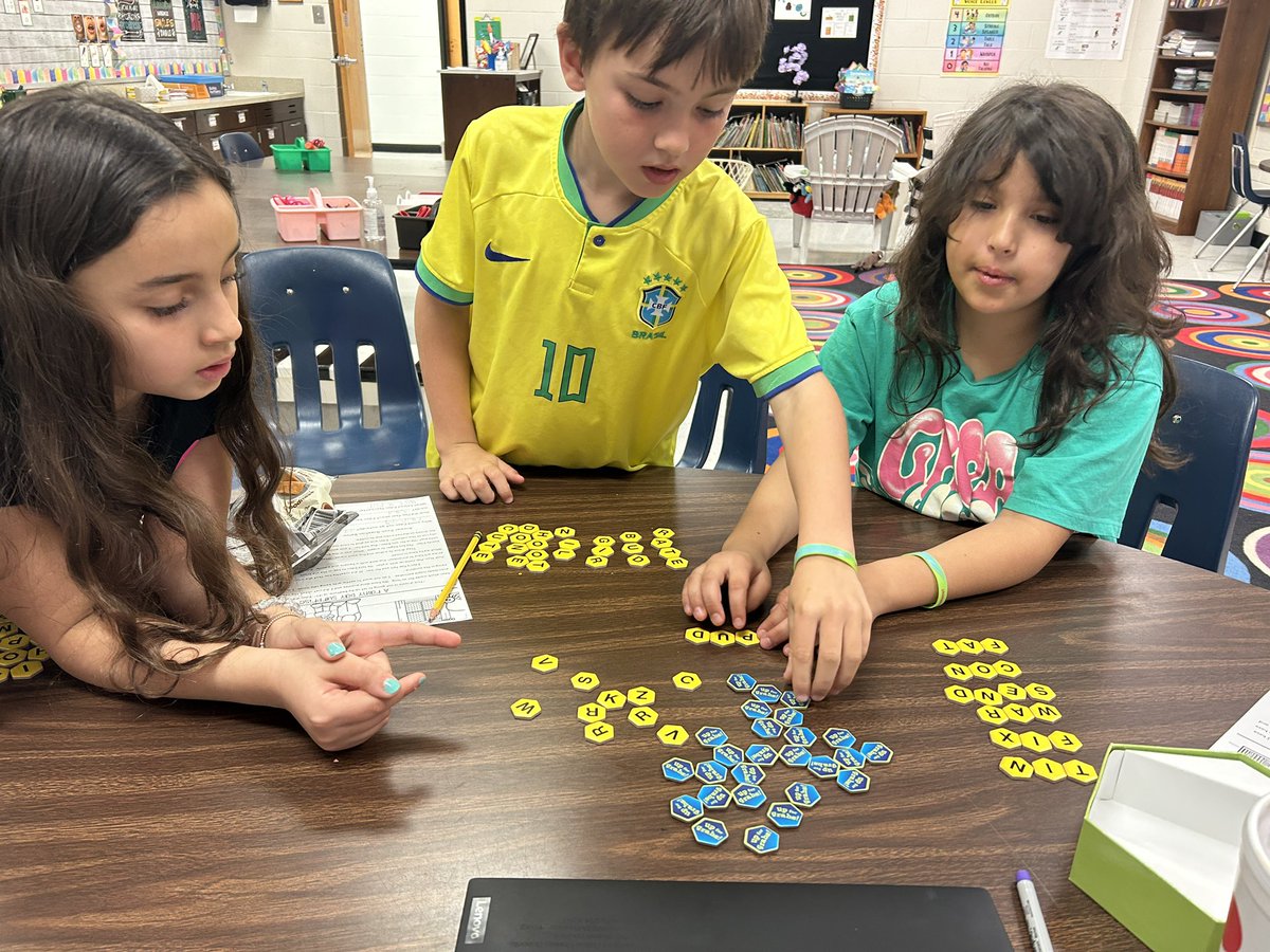 Fun Friday <a href="/DolvinES/">Dolvin ES</a> ❤️ Playing a favorite game - Up For Grabs while practicing our spelling and phonics skills #DolvIncredible