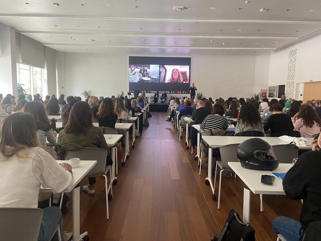 imasmallorca's tweet photo. 🗣️ Parlam amb Chelo Álvarez-Stehlez, creadora de @sandsofsilence.

"Compartir la nostra història ens ha obert les ferides i ens ha creat  angustia, però també ens ha ajudat a sanar"

"Per alliberar-nos hem d'entendre que les víctimes no tenim culpa. La culpa és de l'agressor" https://t.co/UNASfkQr5l