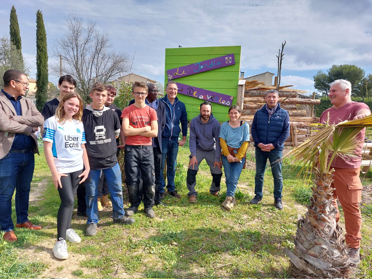 KaciDiha's tweet photo. Visite du Jardin des Découvertes conçu par
✅ Atelier #Segpa Espace-Rural-Environnement.
✅ Projet remarquable présenté à la Journée Académique de la Pédagogie.Plaisir de travailler en plein-air🌳🌻🌞.Un espace🥬🍅🍆 au service de tous.🙏🏼  @dsden84
@AcAixMarseille @education_gouv https://t.co/9htAwIPLH0