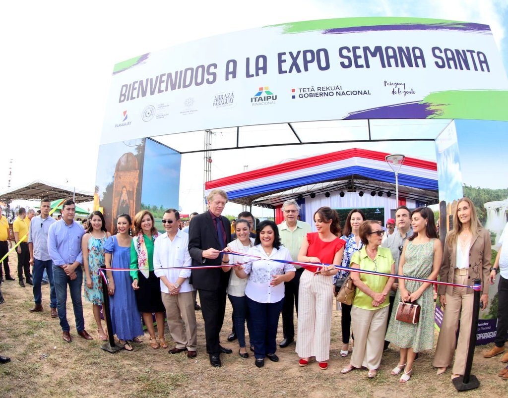 Sofiaemontiel's tweet photo. Vivimos una gran #Expo #SemanaSanta con más de 260 expositores que llegaron desde todo el país para vivir la previa de la Semana Santa y Abrazar Paraguay. 
Gracias primera Dama, @silvana_abdo, diplomáticos y autoridades por acompañarnos a vivir la experiencia del #ChipaApo. https://t.co/x5kyb5nuJ8