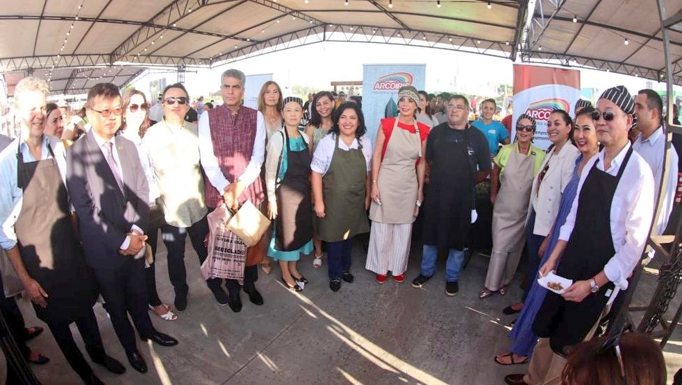 Sofiaemontiel's tweet photo. Vivimos una gran #Expo #SemanaSanta con más de 260 expositores que llegaron desde todo el país para vivir la previa de la Semana Santa y Abrazar Paraguay. 
Gracias primera Dama, @silvana_abdo, diplomáticos y autoridades por acompañarnos a vivir la experiencia del #ChipaApo. https://t.co/x5kyb5nuJ8