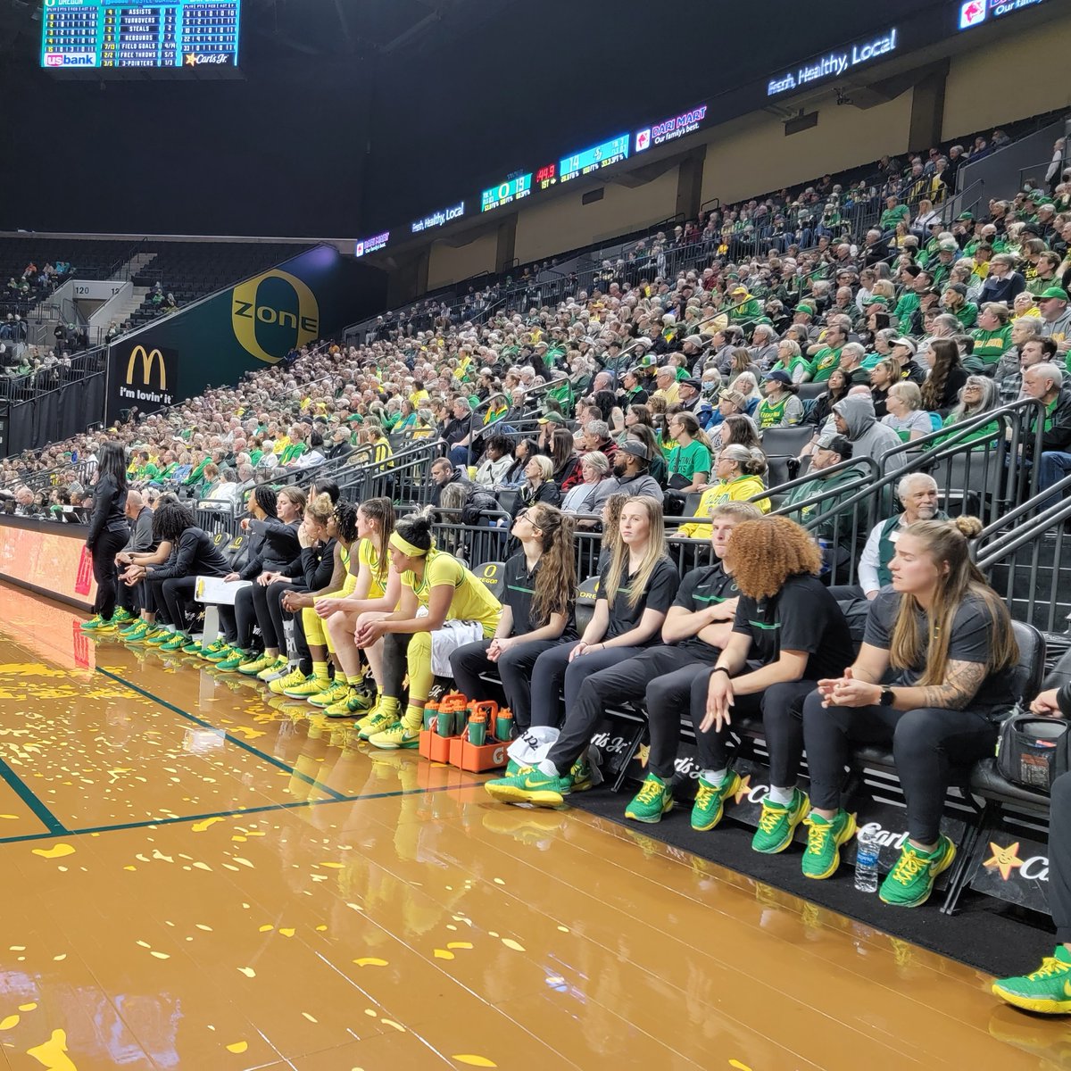 MikeEverybody's tweet photo. Hey @GoDucksJKB and @OregonWBB thanks for the awesome game and Courtside experience last night! Had so much fun being close to the bench, listening to the team, and the coaching advice, oh and the high five from Taylor!!! #goducks #NIT2023 https://t.co/Y3x0UjJFEG