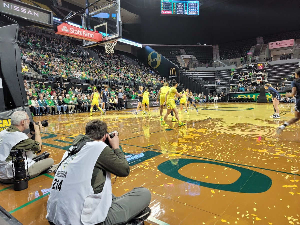 MikeEverybody's tweet photo. Hey @GoDucksJKB and @OregonWBB thanks for the awesome game and Courtside experience last night! Had so much fun being close to the bench, listening to the team, and the coaching advice, oh and the high five from Taylor!!! #goducks #NIT2023 https://t.co/Y3x0UjJFEG