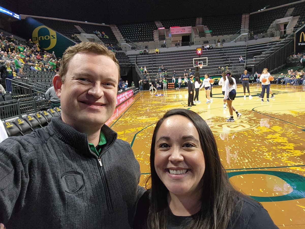 MikeEverybody's tweet photo. Hey @GoDucksJKB and @OregonWBB thanks for the awesome game and Courtside experience last night! Had so much fun being close to the bench, listening to the team, and the coaching advice, oh and the high five from Taylor!!! #goducks #NIT2023 https://t.co/Y3x0UjJFEG