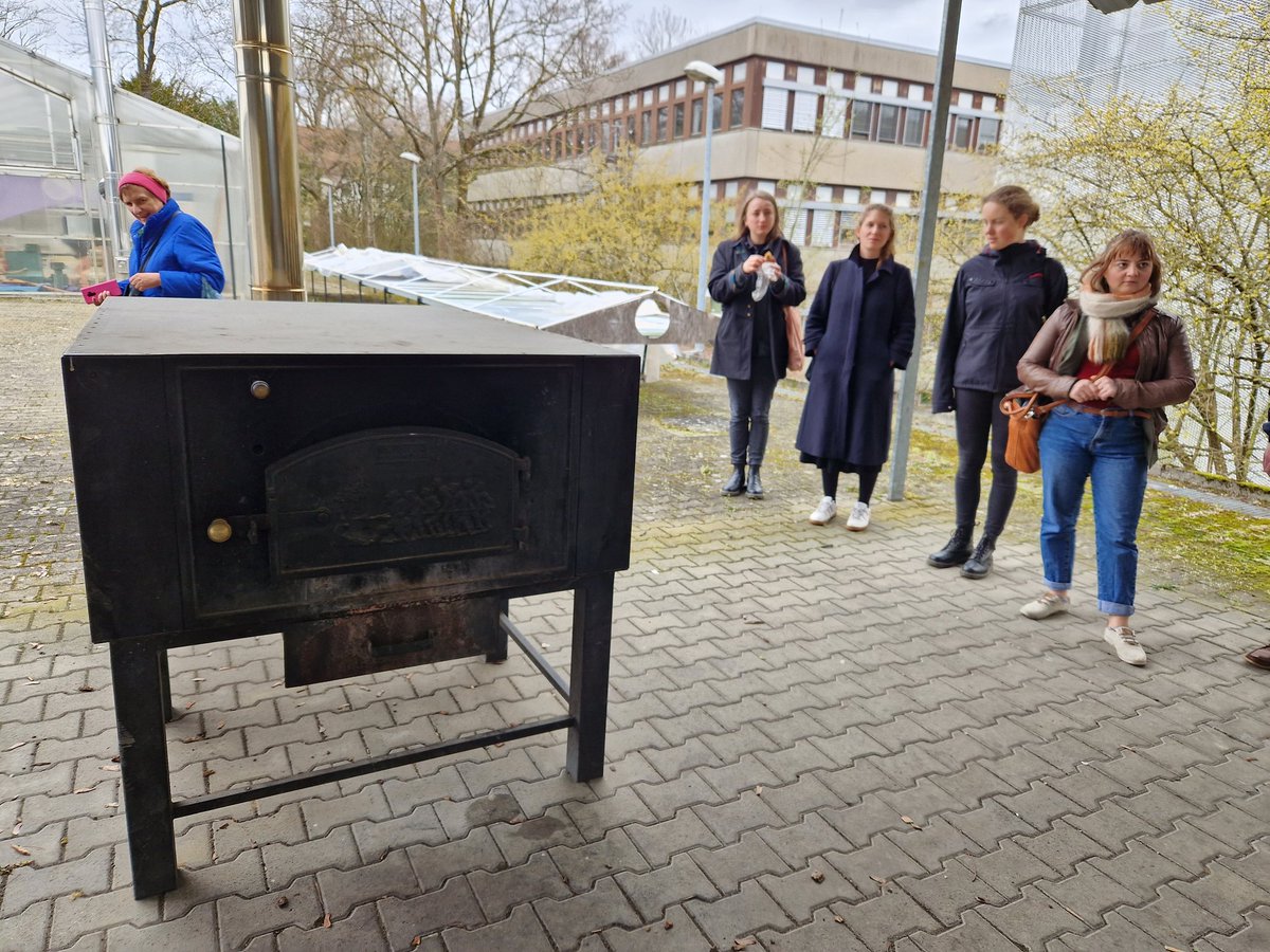 Is this the place where bad students have to go? No, it's the pizza oven at campus here <a href="/UniHohenheim/">Uni Hohenheim</a>. Thanks for the campus field trip AK #Nachhaltigkeit Refreshing to experience various ideas and projects on food consumption in daily student life.
#agrifoodgeos23
#agrifoodgeos