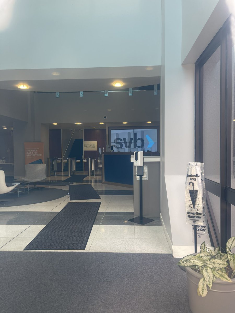 jukahn5's tweet photo. Curioseando en el lugar donde todo comenzó - SVB, Palo Alto, Cali https://t.co/cS3OEeT2AR
