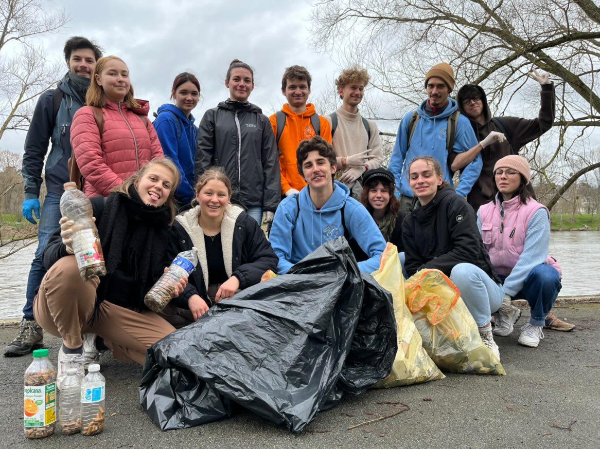 AssoMASTIC's tweet photo. Samedi dernier, l'association Mastic organisait une Cleanwalk sur les bords de Loire ! 🌳

Une team au top et une bonne humeur sans faille ! Merci aux copaines du département Génie bio qui ont répondu à l'appel 🗣️ https://t.co/3v2AAFdwgX