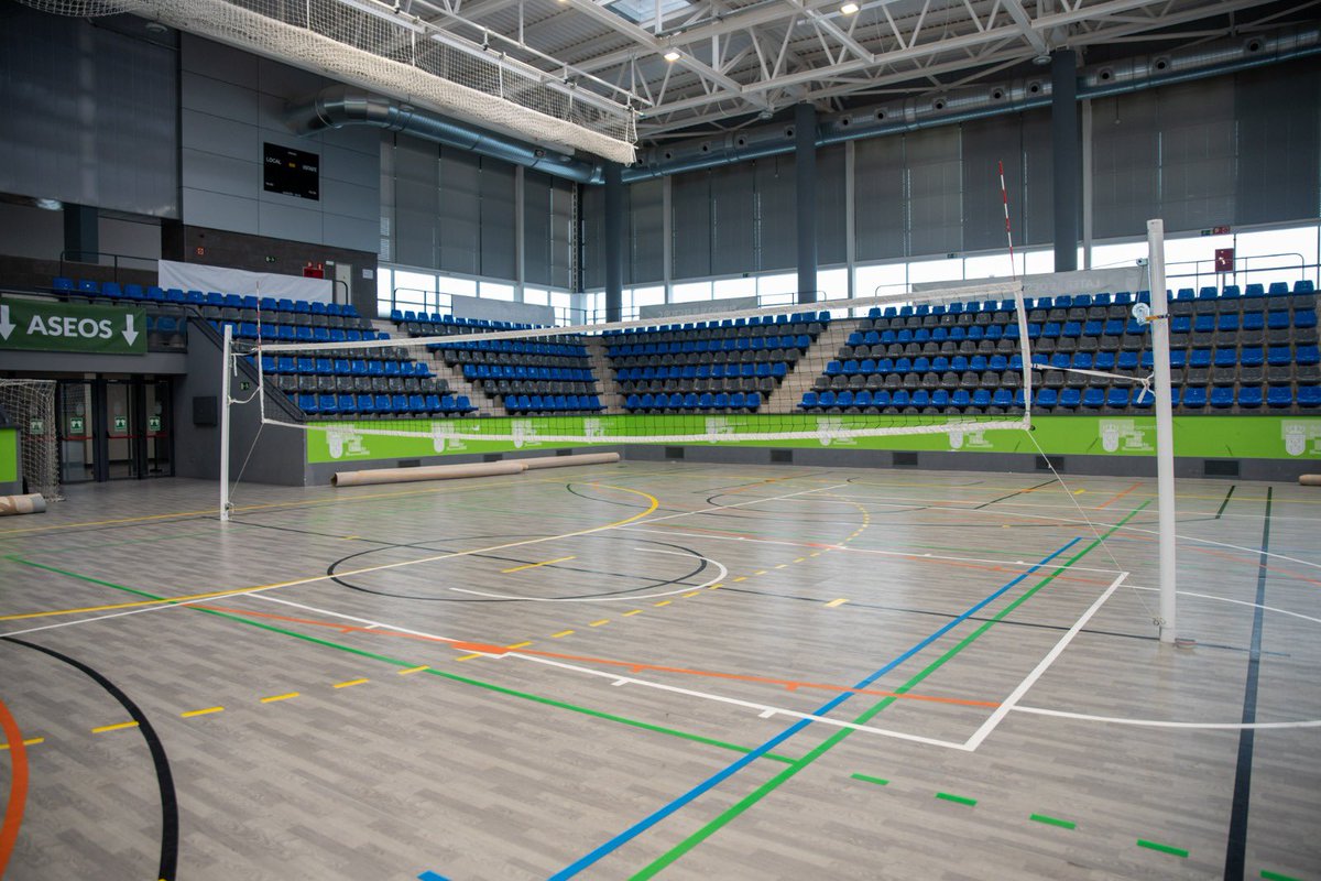 Ayto_Boadilla's tweet photo. Hemos ampliado las pistas municipales de voleibol 👏 en el Pabellón Rey Felipe Vl.

Nuevos anclajes ⬇️, postes y pintura en las líneas  del suelo 🔝para que las disfrutéis. https://t.co/kp66RIaHmO