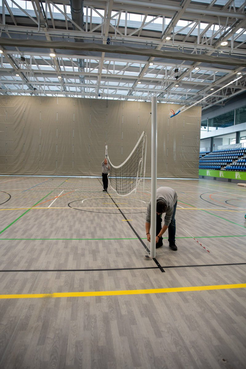 Ayto_Boadilla's tweet photo. Hemos ampliado las pistas municipales de voleibol 👏 en el Pabellón Rey Felipe Vl.

Nuevos anclajes ⬇️, postes y pintura en las líneas  del suelo 🔝para que las disfrutéis. https://t.co/kp66RIaHmO