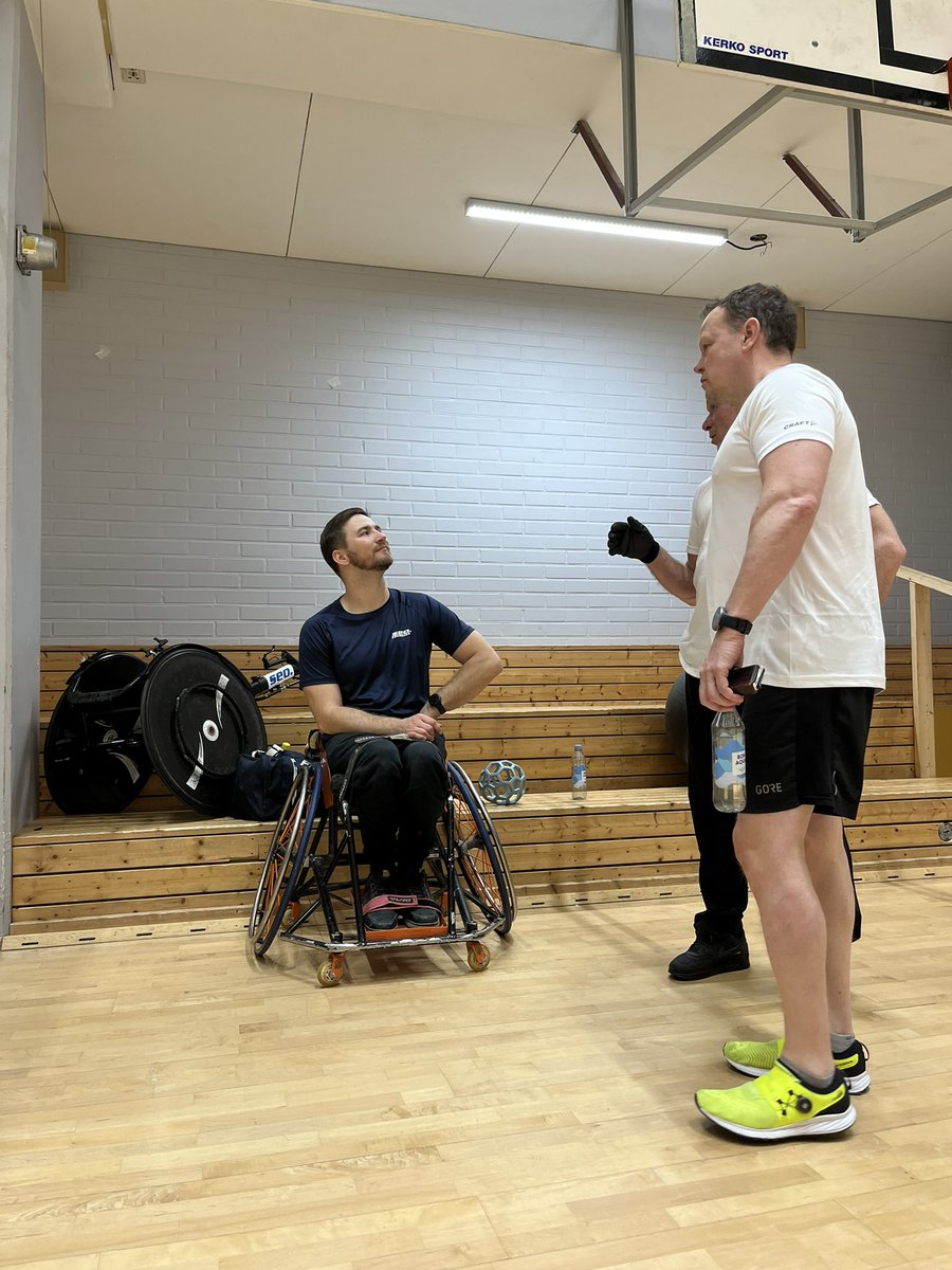 makynentimo's tweet photo. Tämän työviikon parasta antia, kun päästiin viettämään Pajulahdessa aikaa yhdessä ja sporttaamaan @henry_manni opastuksella @FinnParalympic yhteistyökumppani SEO:lle toteutetussa tyky-päivässä! 👏 #työhyvinvointi #paraurheilu #ptkoris #ratakelaus https://t.co/IlDOYJyBsj