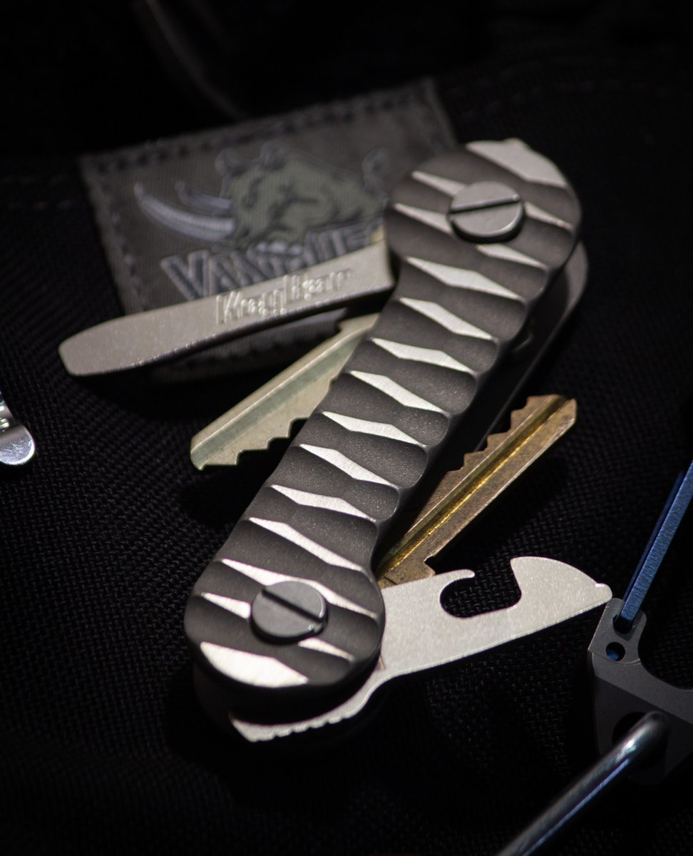 The_KEYBAR's tweet photo. A Slayer EDC featuring #vanquest pouch and the KeyVice Carabiner
🇺🇸https://t.co/QxwIujQ1wp🇺🇸 Made In #SavannahGA - #EDC #everydaycarry #keyholder #EdcGear #multitool #AmericanMade https://t.co/0S2kcnYFqz