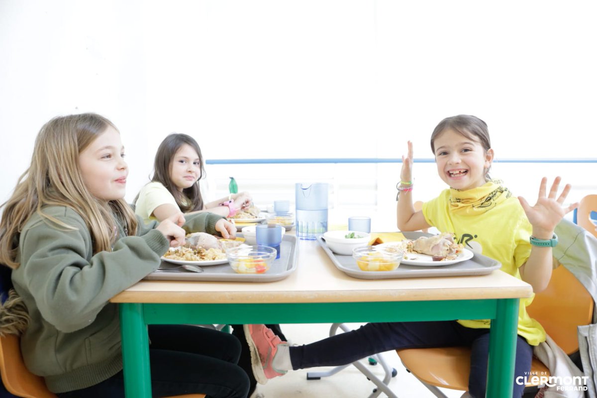 ClermontFd's tweet photo. 🚴🚴♀️ On continue les premières festivités pour l'arrivée des 2 Tours de France à Clermont ! Ce midi, c'est un repas 100% Tour de France qui attendaient les petits Clermontois au restaurant scolaire !
👉 https://t.co/s8hV8bxe88
@LeTour et @LeTourFemmes
#TDFF2023 #TDF203 https://t.co/IWCRSWFW0e